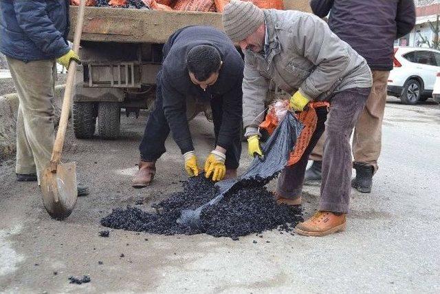 Muş’ta Bozulan Yollar Onarılıyor