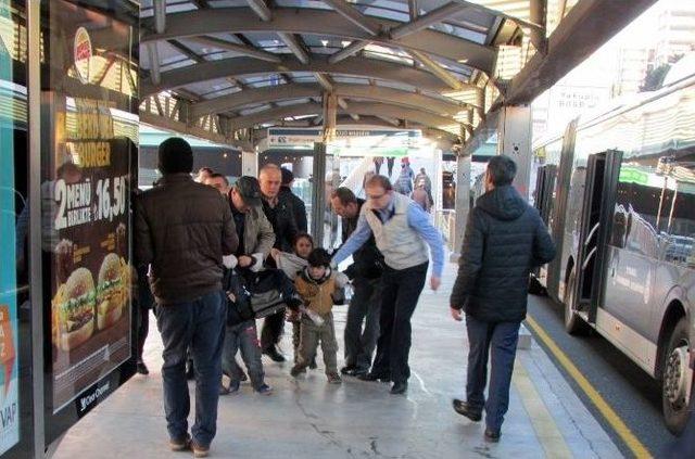 İbb Zabıta Ekipleri, Suriyeli Çocukları Sokaklardan Kurtardı