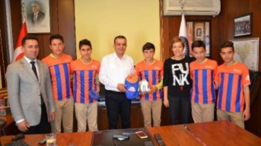 B&uuml;y&uuml;kşehir&rsquo;den Alanya&rsquo;daki Okullara Spor Malzemesi