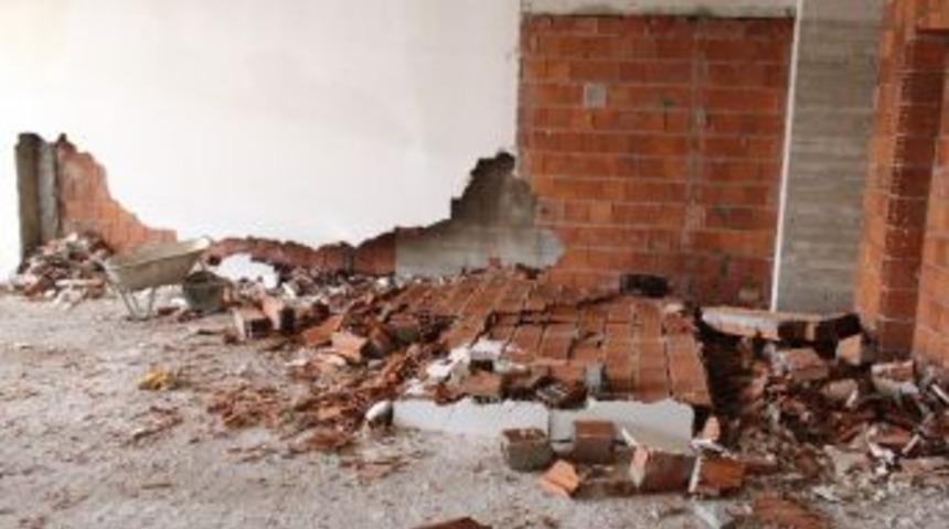 &Ccedil;&ouml;ken Duvarın Altında Kalan İş&ccedil;i Yaralandı