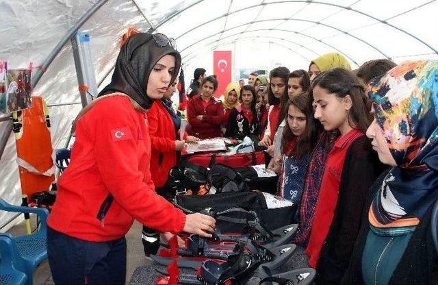 Arama Kurtarma Çadırına Öğrenciler Yoğun İlgi Gösteriyor