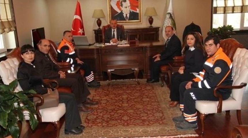 Kars Valisi G&uuml;nay &Ouml;zdemir, Afad Ekibini Makamında Kabul Etti