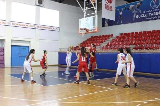 Basketbol Grup Müsabakaları Başladı