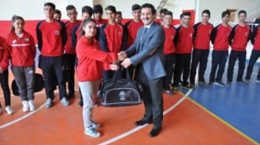 Vanlı Sporcular Mardin&rsquo;e Uğurlandı