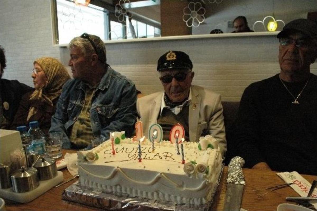 Asırlık İbrahim Dede&rsquo;ye S&uuml;rpriz Doğum G&uuml;n&uuml;