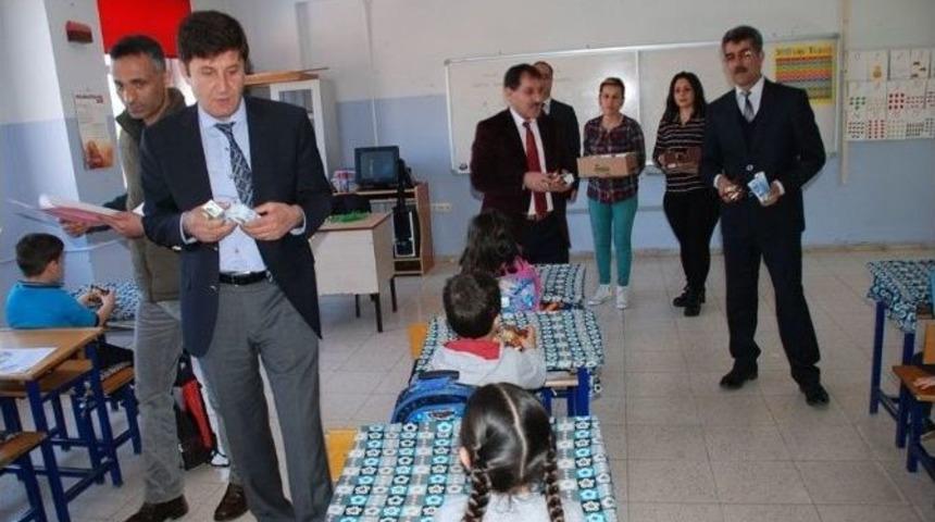 Tunceli&rsquo;de Okul S&uuml;t&uuml; Dağıtımı