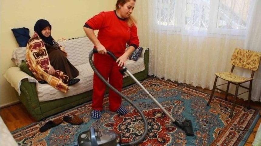 Yaşlıların Ve Engellilerin Evlerini Temizliyorlar