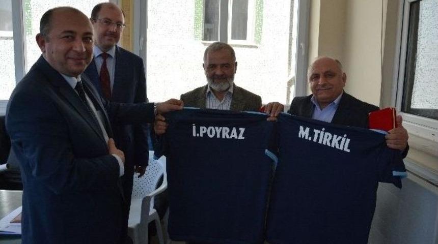 Emekliye Ayrılan Personele Forma Ve Plaket