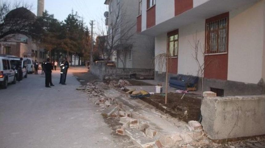 &Uuml;zerlerine Bah&ccedil;e Duvarı Devrilen 3 &Ccedil;ocuk Yaralandı