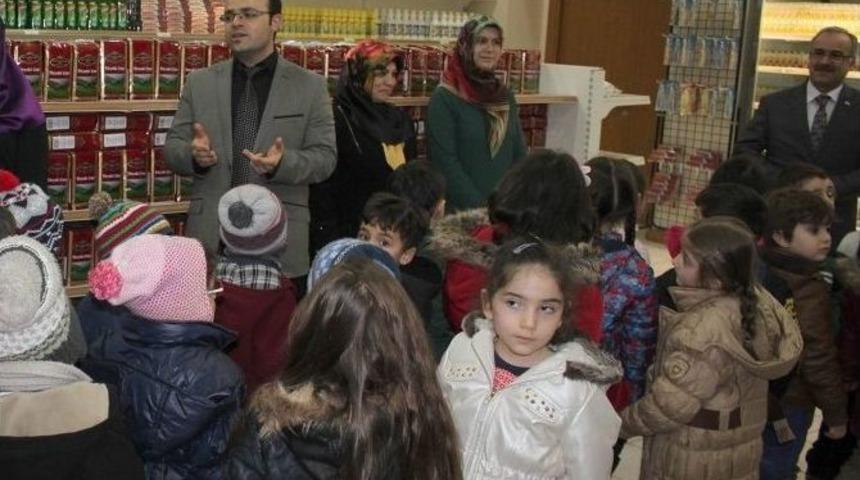 Minik &Ouml;ğrenciler Hayat Ağacı Derneği&rsquo;ne Yardım Etti