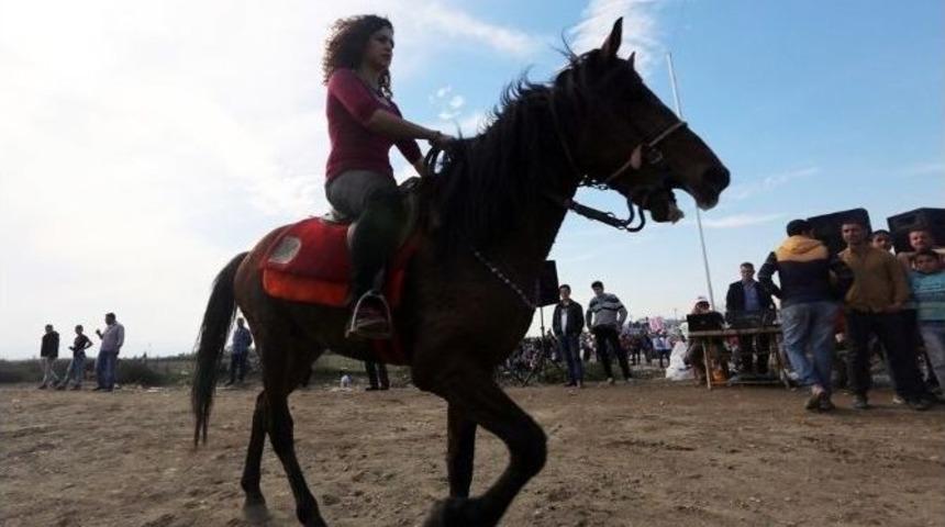 Y&ouml;r&uuml;k Kızları Atları Fırtına Gibi Estirdi