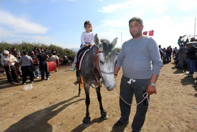 Y&ouml;r&uuml;k Kızları Atları Fırtına Gibi Estirdi 2