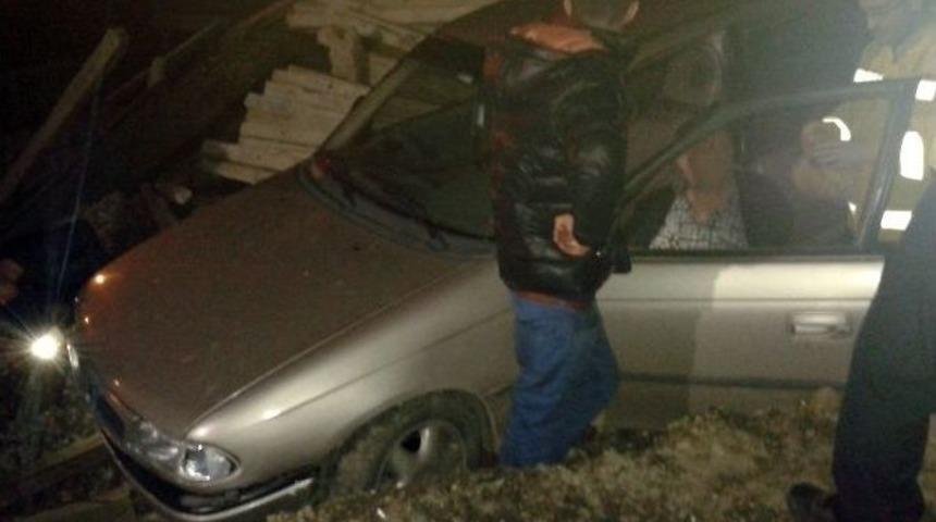 Otomobil İnşaat Alanına Girdi: 1 Yaralı