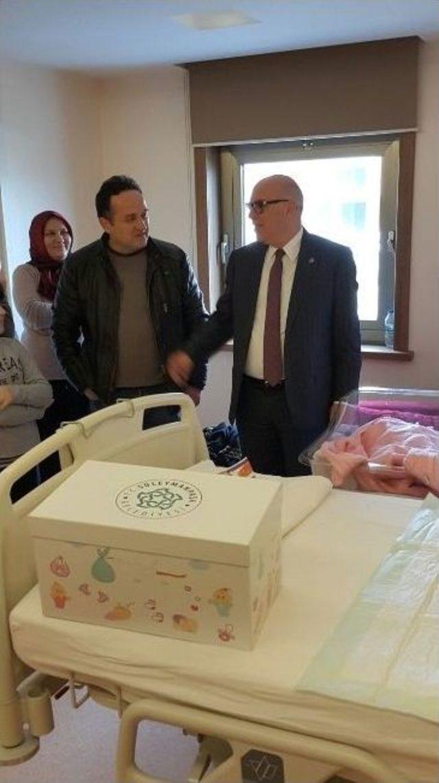 4000. Bebek Paketini Başkan Eşkinat Verdi 2