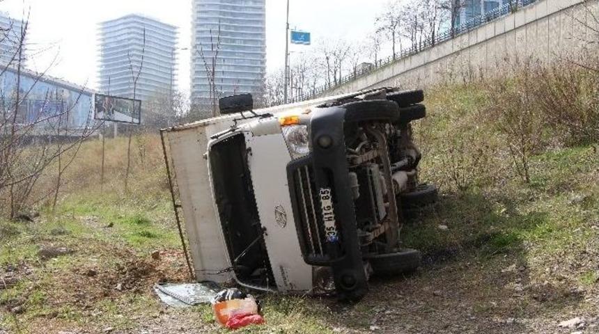 Kontrolden &Ccedil;ıkan Kamyonet &Ccedil;alılıklara U&ccedil;tu