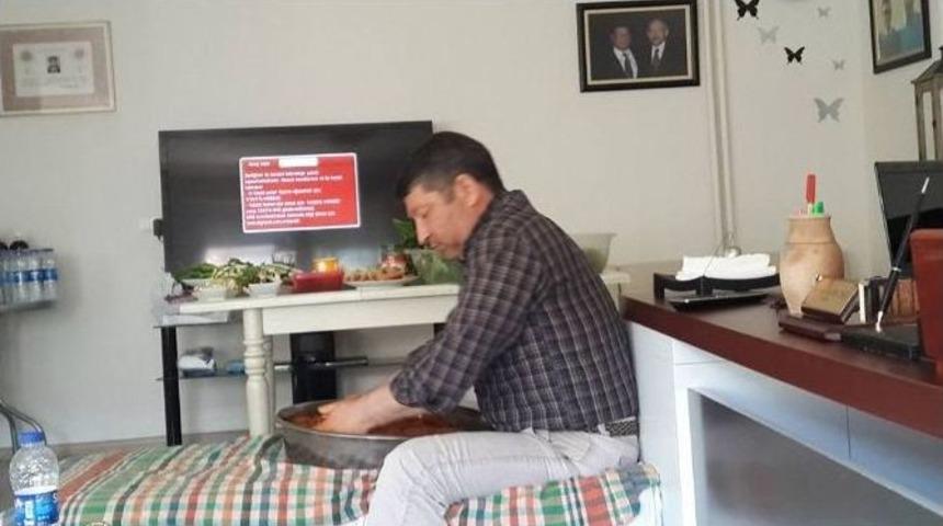 Partisinden İhra&ccedil; Edilen Eski Başkan Sosyal Paylaşım Sitesinden Meydan Okudu