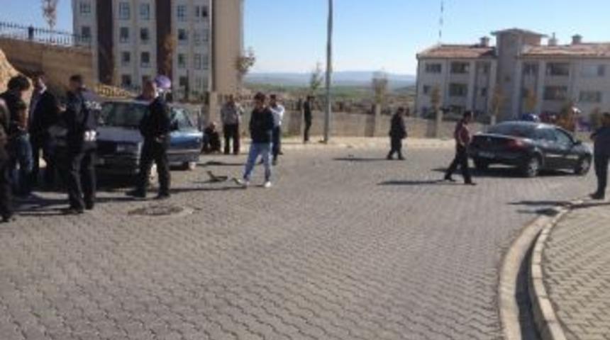 Besni İl&ccedil;esinde İki Otomobil &Ccedil;arpıştı