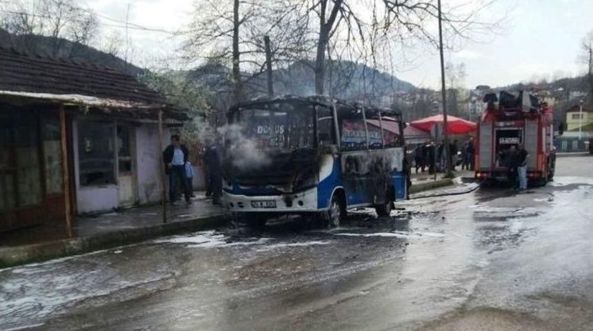 Park Halindeki Minib&uuml;s Alev Alev Yandı