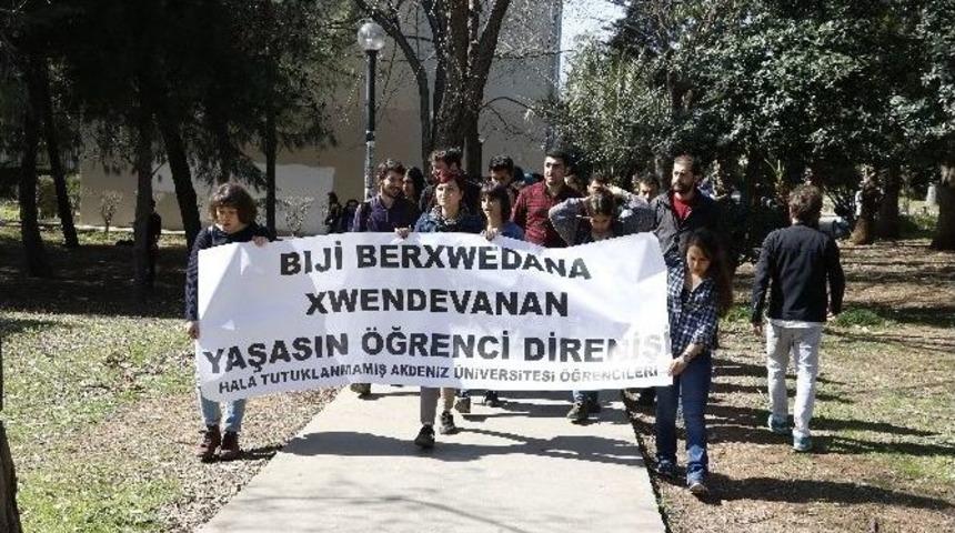 A&uuml;&rsquo;de Tutuklanan &Ouml;ğrenciler İ&ccedil;in Y&uuml;r&uuml;d&uuml;ler