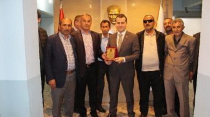 K&ouml;y Muhtarları Emniyet Amirine Plaket Verdi