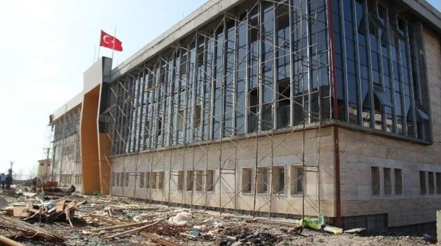 Ak Parti Y&ouml;neticileri Vergi Dairesi İnşaatını İnceledi