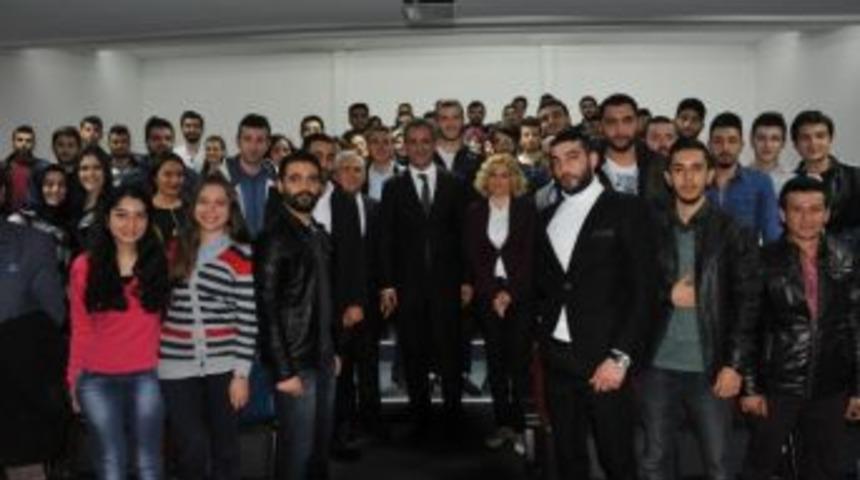 Rekt&ouml;r &Ouml;zer İktisadi Ve İdari Bilimler Fak&uuml;ltesi &Ouml;ğrencileriyle Bir Araya Geldi