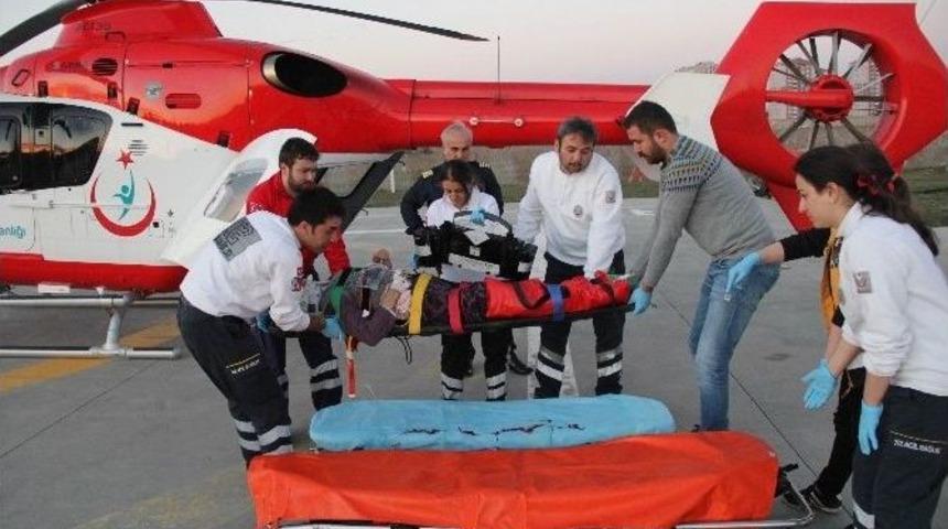 Minib&uuml;s&uuml;n &Ccedil;arptığı Yaşlı Kadının Yardımına Ambulans Helikopter Yetişti
