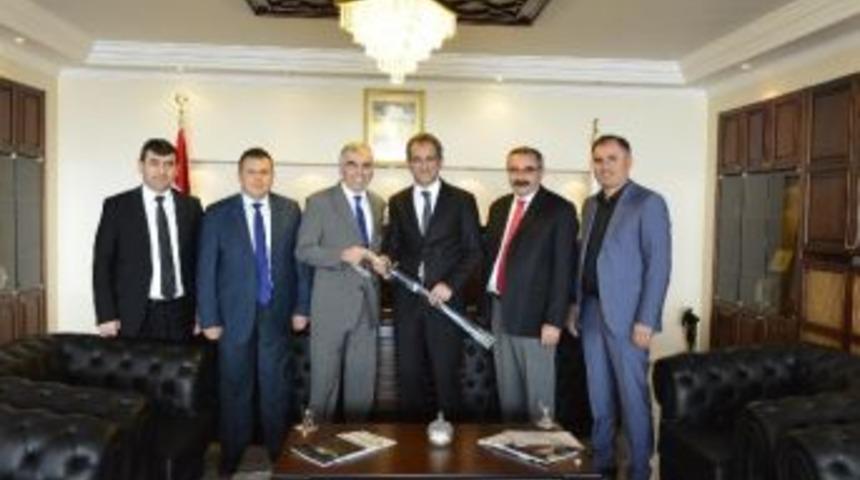 Gmis Genel Başkanı Ahmet Demirci, Rekt&ouml;r &Ouml;zer&rsquo;i Ziyaret Etti