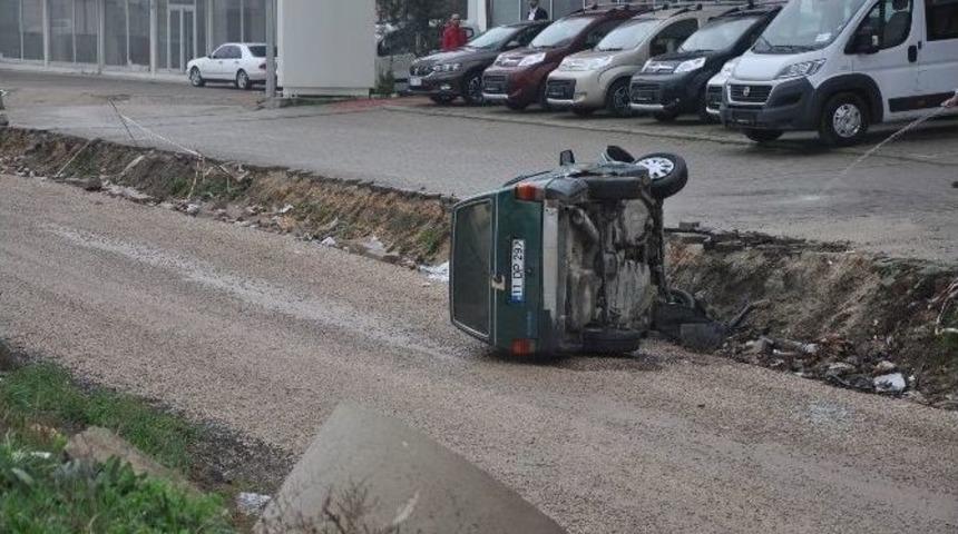 Otomobil Tali Yola U&ccedil;tu: 3 Yaralı