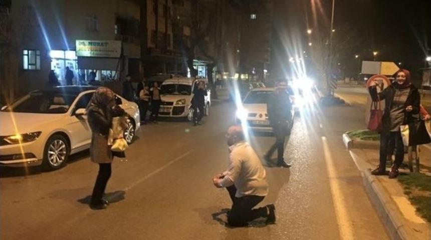 Siirt&rsquo;te Sevdiği Kız İ&ccedil;in Yol Kesip Evlenme Teklifi Etti