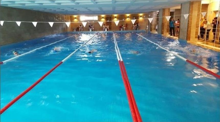 Şampiyon Y&uuml;z&uuml;c&uuml;ler Kupalarına Kavuştu