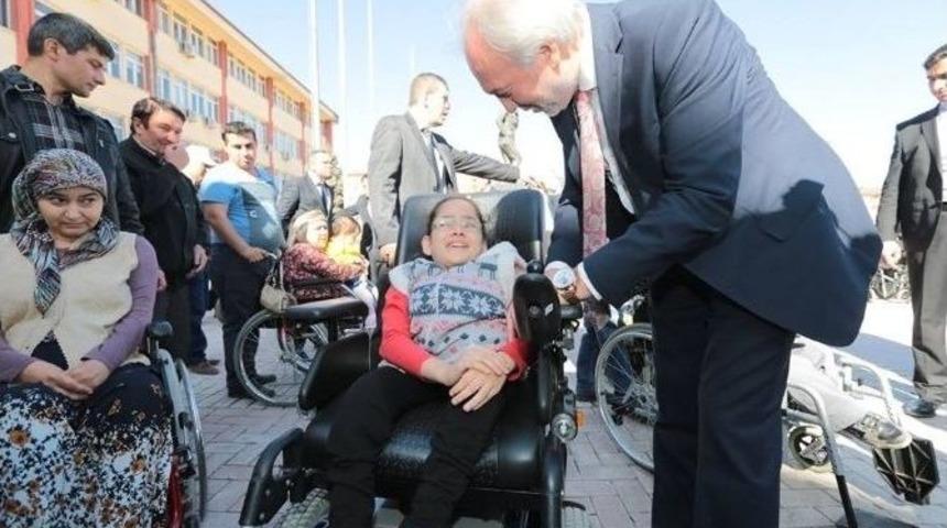 Ak&uuml;l&uuml; Tekerlekli Sandalyeler T&ouml;renle Sahiplerine Verildi