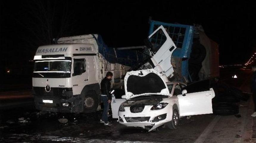Tır, Kırmızı Işıkta Bekleyen D&ouml;rt Aracı Bi&ccedil;ti: 2 Yaralı