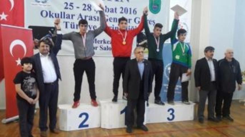 G&uuml;reş&ccedil;iler Madalyalarını Ak Parti Heyetinden Aldı