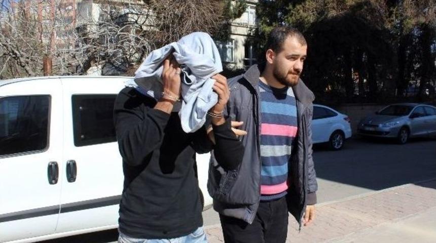 Ara&ccedil;lardan &Ccedil;anta &Ccedil;alan Hırsızlar Yakalandı