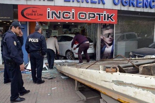 Yayaya Çarpan Kadın Sürücü Otomobille Optik Dükkanına Girdi