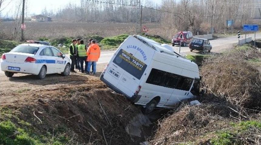 Amasya’da İşçileri Taşıyan Minibüsle Otomobil Çarpıştı: 4 Yaralı