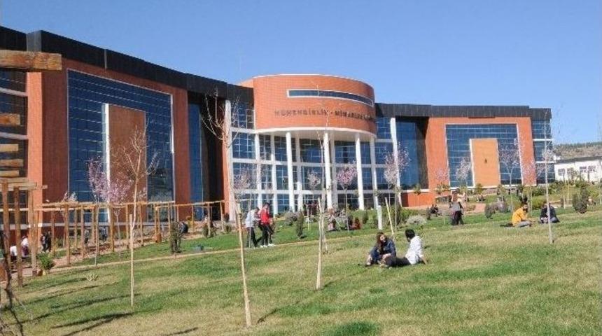 &Uuml;niversite Kamp&uuml;se Bahar Erken Geldi