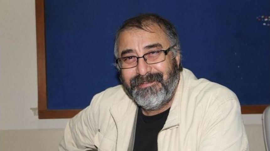 &Uuml;nl&uuml; Sanat&ccedil;ı Osman Gen&ccedil;&rsquo;ten Sahne Eleştirisi