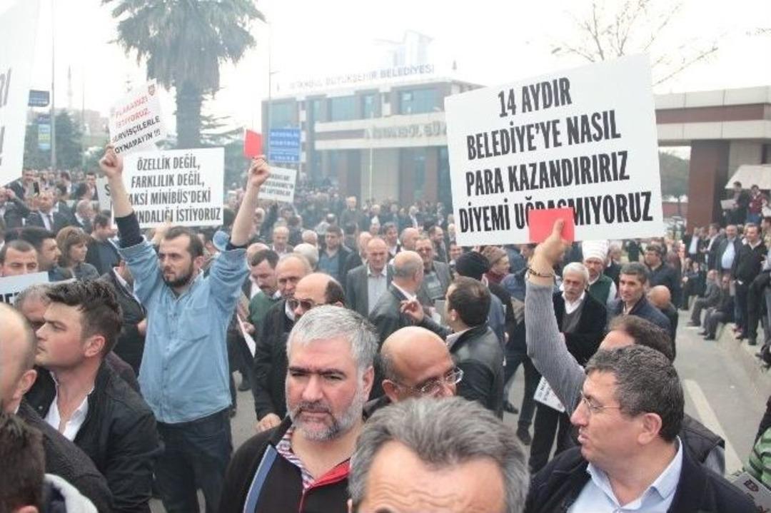 Servis Şof&ouml;rleri E-5&rsquo;i Trafiğe Kapattı