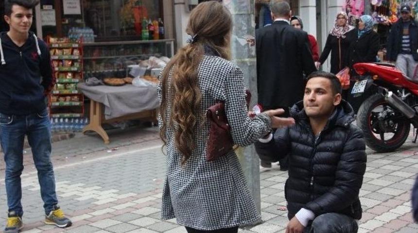 Cadde Ortasında S&uuml;rpriz Evlenme Teklifi