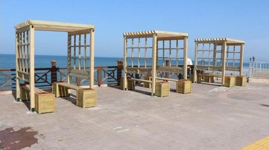 Ak&ccedil;akoca &Ccedil;ınar Caddesine Oturma Grupları Montajı Yapıldı