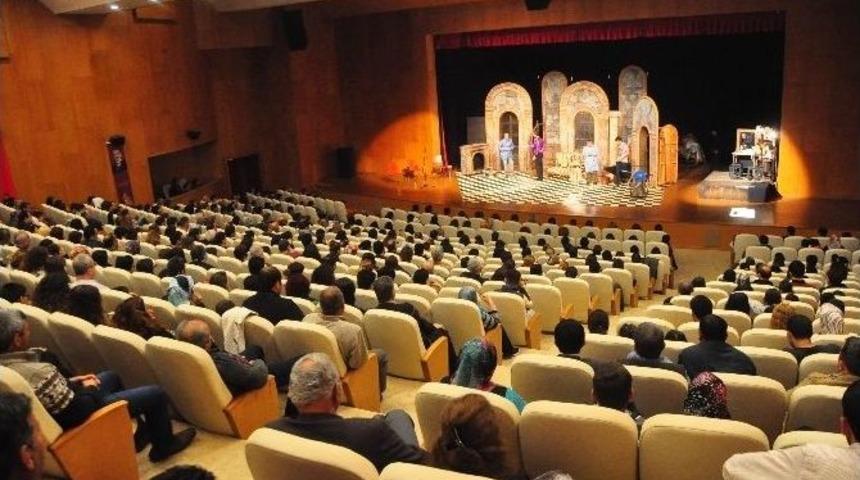 Şehir Tiyatrosu Manavgat’ta İlgi Gördü