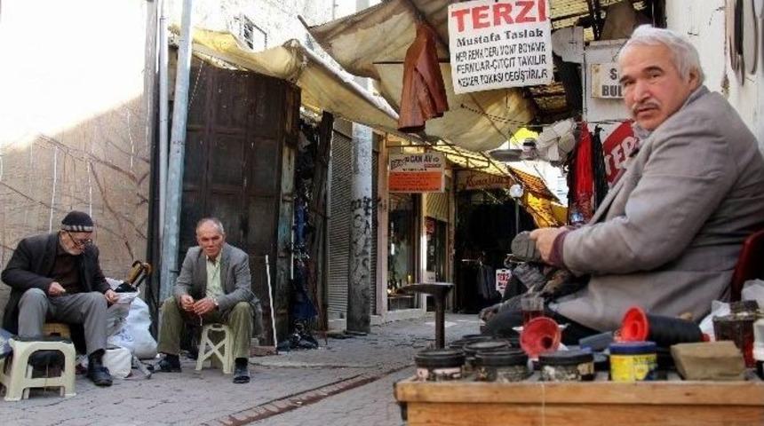 En Eski &Ccedil;arşıda 40 Yıldır Tamircilik Yapıyor