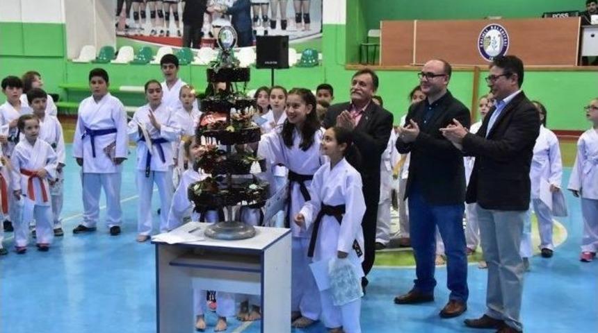 Diplomalarını Pasta Keserek Kutladılar