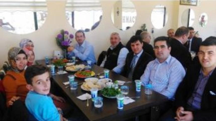 Belediye Enc&uuml;men &Uuml;yesinden Başarılı &Ouml;ğrencilere Yemek