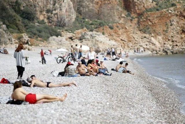 Antalya’da Mart Ayında Deniz Keyfi