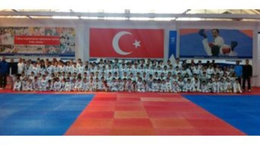 Kağıtsporlu Tekvandocular Kuşak Sınavından Ge&ccedil;ti