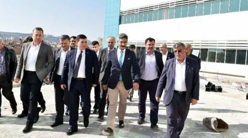 Başkan T&uuml;t&uuml;nc&uuml;&rsquo;den &Ouml;rnek Davranış