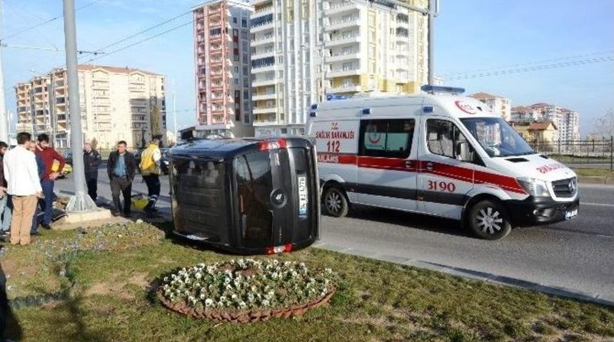 İki Aracın Kafa Kafaya &Ccedil;arpıştığı Kazada Şans Eseri Kimse Yaralanmadı